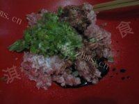 自己做的猪肉酸菜馅饺子做法图解4)