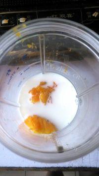 DIY芒果牛奶西米露做法图解6)