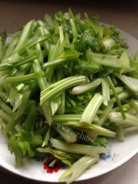 美味的肉片炒香芹做法图解1)