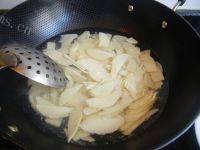 美味的腊鸭腿焖春笋做法图解5)