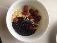 美味的红枣黑米粥做法图解1)