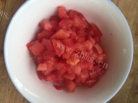 美味的西红柿紫菜汤做法图解3)