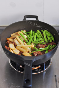 美味的土豆豆角炖排骨做法图解7)