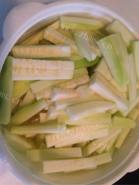 西葫芦番茄炖豆角做法图解1)