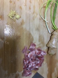家常菜木耳炒肉片做法图解3)