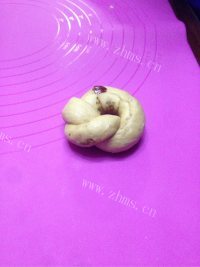 美味的红糖红枣核桃面包做法图解16)