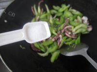 家常菜西芹炒鱿鱼做法图解7)