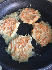 美味的土豆丝饼做法图解8)