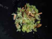 鲜香美味香菇火腿炒芹菜做法图解5)