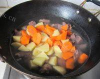 「家有大厨」土豆烧牛肉做法图解4)