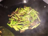 美味的蒜苗炒腊肉做法图解8)