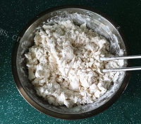 热腾腾的葱油花卷做法图解3)