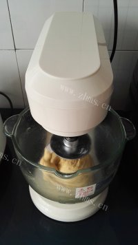 喷香的南瓜花朵面包做法图解4)
