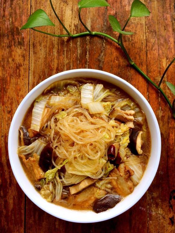 热腾腾的猪肉白菜炖粉条
