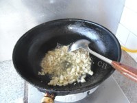 唇齿留香的蒜蓉炒虾做法图解8)