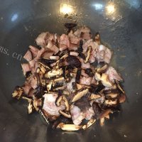 美味的香菇排骨焖饭做法图解6)