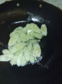 家常菜黄瓜炒腊肠做法图解5)