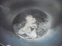 很有食欲的虾仁炒西葫芦做法图解5)