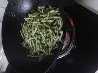 家常菜豆角炒西红柿做法图解6)