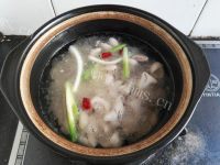 令人神往的酸菜肥肠砂锅做法图解6)