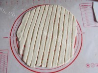 美味的挤挤小猪面包做法图解7)