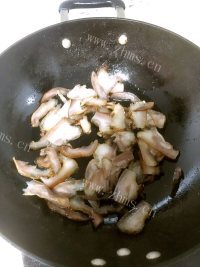 美味萝卜皮炒猪脸肉做法图解3)