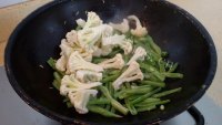 蒜香四季豆炒菜花做法图解5)
