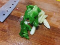妈妈最爱的蚕豆炒鸡蛋做法图解3)