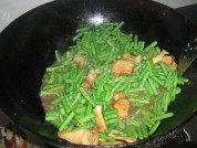 美味的长豆角炒肉做法图解7)
