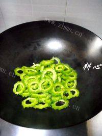 美味的洋葱粒炒凉瓜做法图解6)