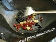 美味的麻辣银鱼干做法图解4)