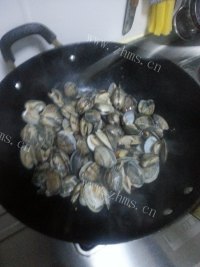 美味的爆炒蛤蜊做法图解7)