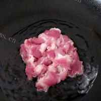 可口的金针菇炒肉做法图解3)