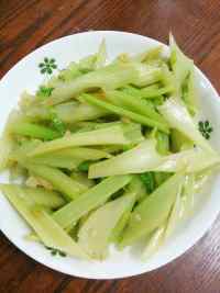 家常菜素炒芹菜