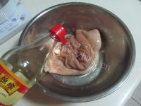 美味可口的肚片木耳花生汤做法图解2)