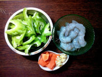 家常菜苦瓜虾仁做法图解1)