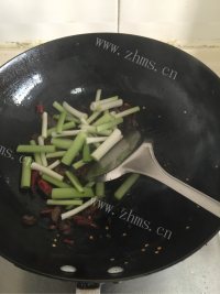 家常菜腊肠炒芹菜做法图解6)