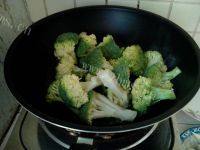 好吃不腻的西兰花炒牛肉做法图解4)