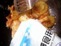 家常菜辣白菜炒土豆片做法图解10)