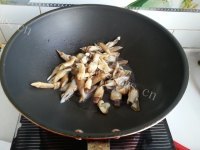 美味的韭菜炒蛏子做法图解5)