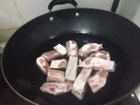 家常菜土豆焖排骨做法图解2)