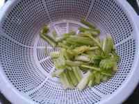 家常菜炒芹菜做法图解1)