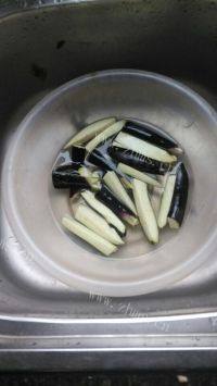家常菜炒双茄做法图解1)