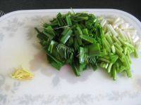 家常菜蒜苗炒肉做法图解2)
