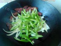家常菜青椒炒腊肠做法图解7)