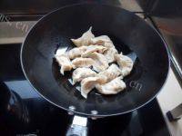 自制香煎水饺做法图解3)