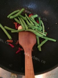 妈妈最爱的干煸豆角做法图解11)