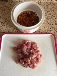 滋补的虫草花炖瘦肉做法图解2)