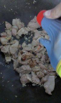 诱人的五花肉炒荷兰豆做法图解4)