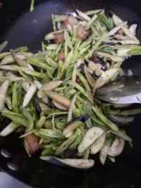 热腾腾的豆角茄子做法图解5)